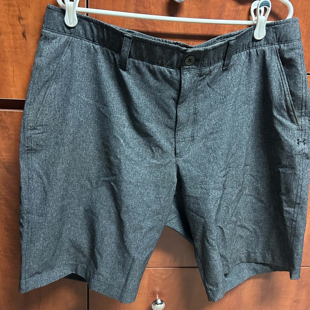 Under armour golf shorts size 40 euc grey